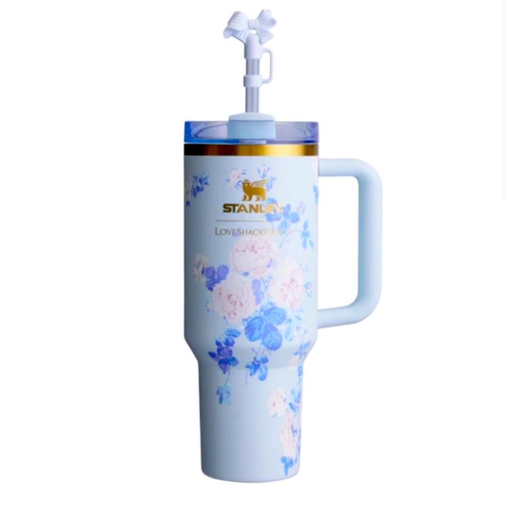 Stanley x LoveShackFancy l Everblooming Rosettes 40 oz
Quencher Cup New in Box 🩵